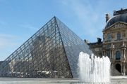 Louvre v Paříži