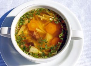 Hovězí polévka s játrovými knedlíčky