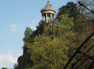 Hora na vrcholku parku Butte Chaumont v Paříži