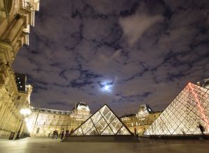 Pyramida před Louvrem v Paříži