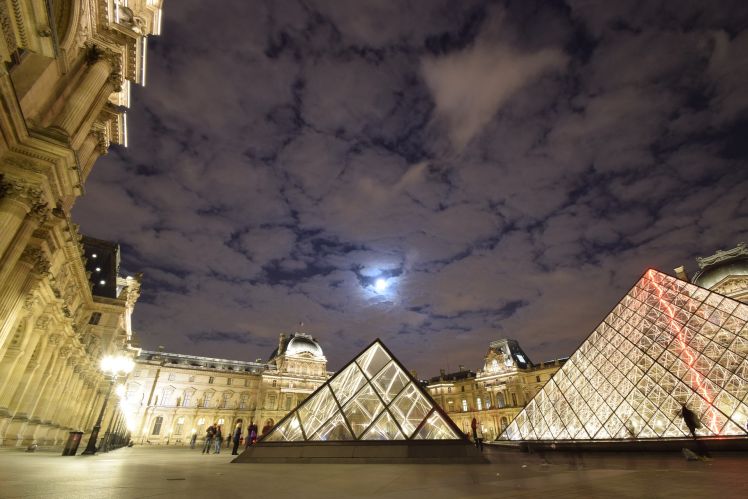 Pyramida před Louvrem v Paříži